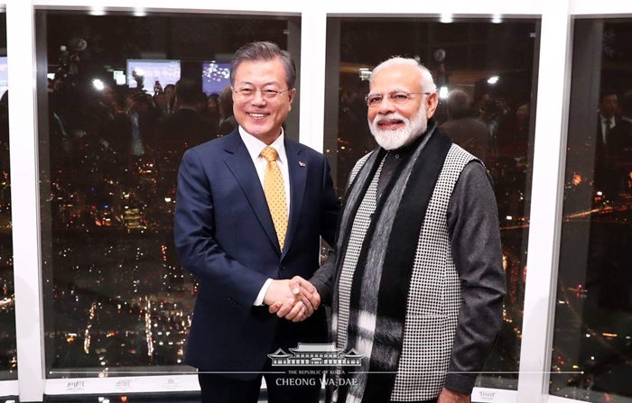 President Moon Jae-in on May 24 congratulated Indian Prime Minister Narendra Modi on his reelection via Facebook. This photo taken in February shows the president (left) and Modi at Lotte World Tower in Seoul. (Cheong Wa Dae)